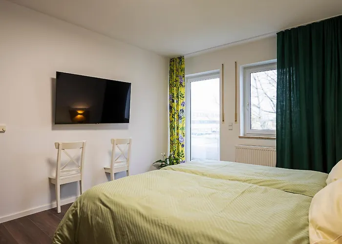 Sieben Zimmer & Ein Tisch